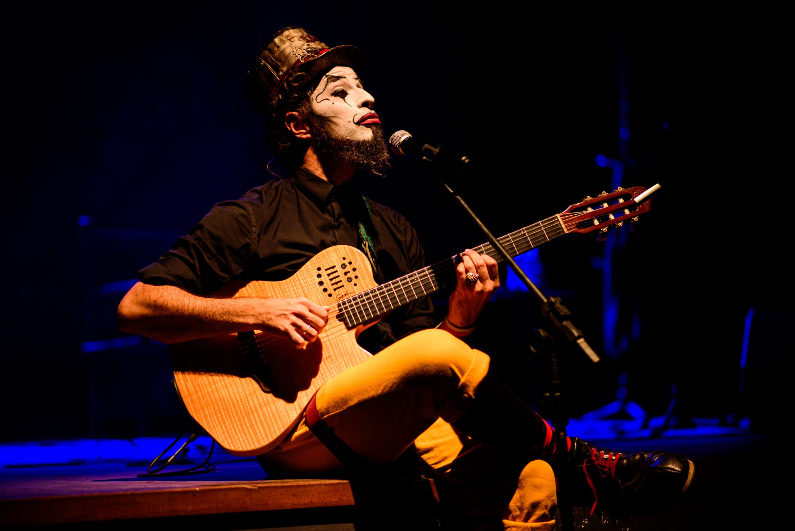 Fernando Anitelli apresenta “O Teatro Mágico, Voz e Violão”