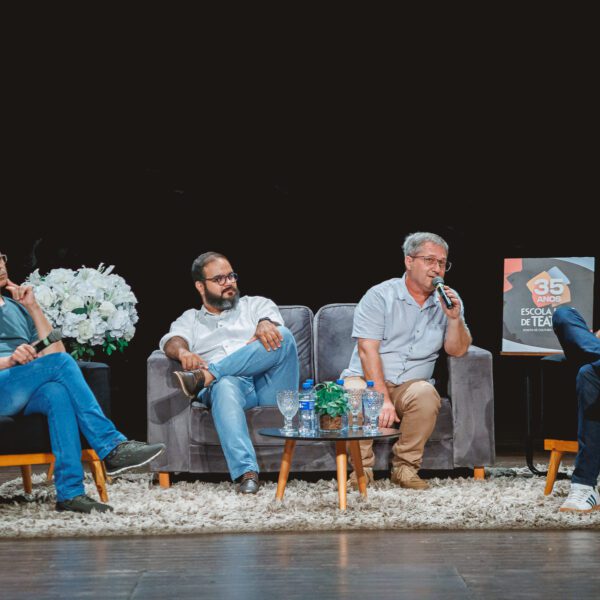 Lançamento de livro celebra 35 anos da Escola Livre de Teatro em…