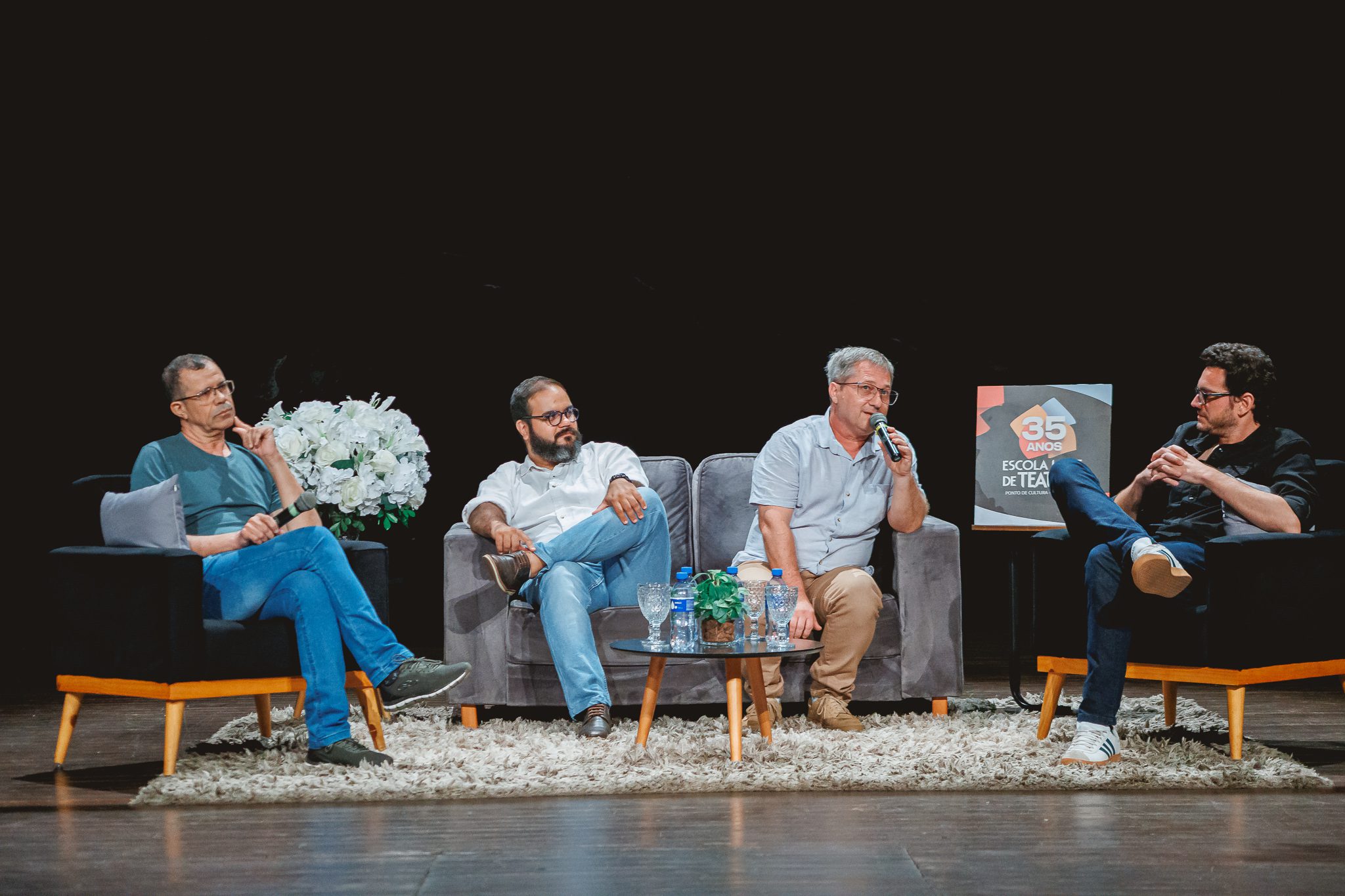 Lançamento de livro celebra 35 anos da Escola Livre de Teatro em…