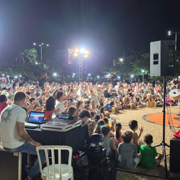 Espetáculo “Entre Truques e Poemas” reúne grande público na Praça Dr. Euphly&hellip;