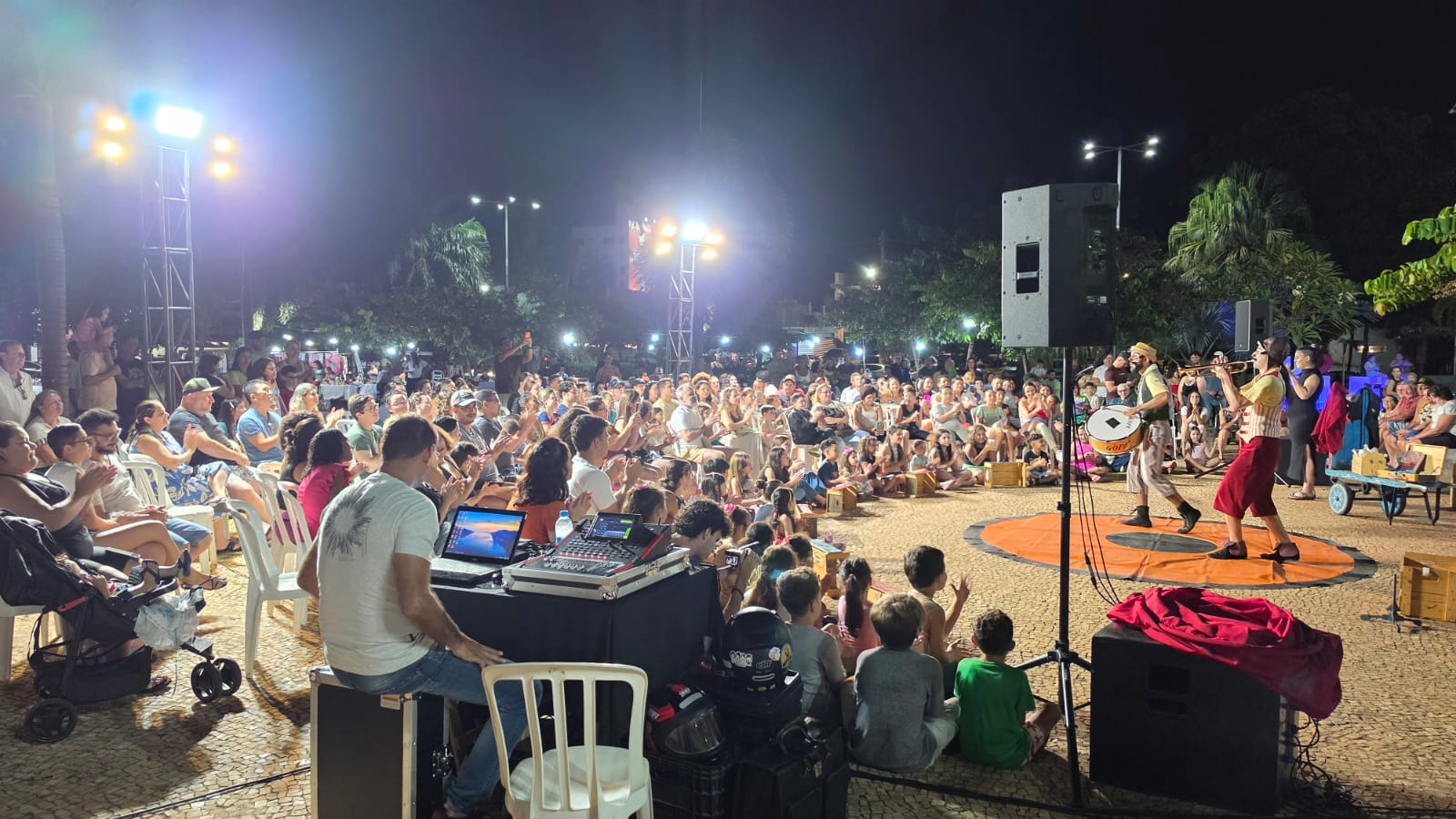 Espetáculo “Entre Truques e Poemas” reúne grande público na Praça Dr. Euphly&hellip;